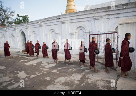 Un gruppo di giovani monaci buddisti preparato per andare la mattina cibo alms raccolta, Shwe Yan Pyay Monastero, Nyaungshwe, Myanmar. Foto Stock