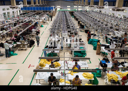 Lavoratori produrre t-shirt a una fabbrica sostenibile in Tamil Nadu, nell India meridionale Foto Stock