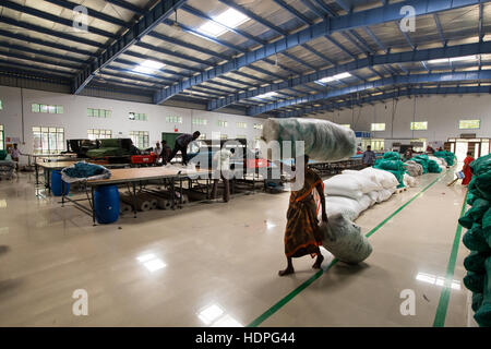 Lavoratori produrre t-shirt a una fabbrica sostenibile in Tamil Nadu, nell India meridionale Foto Stock