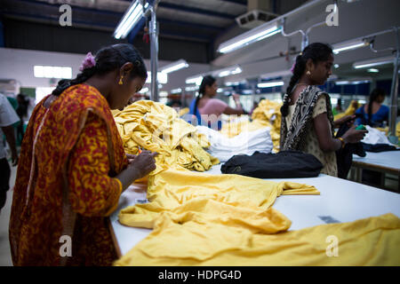 Lavoratori produrre t-shirt a una fabbrica sostenibile in Tamil Nadu, nell India meridionale Foto Stock