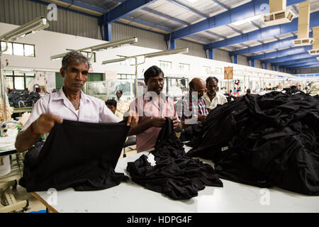 Lavoratori produrre t-shirt a una fabbrica sostenibile in Tamil Nadu, nell India meridionale Foto Stock