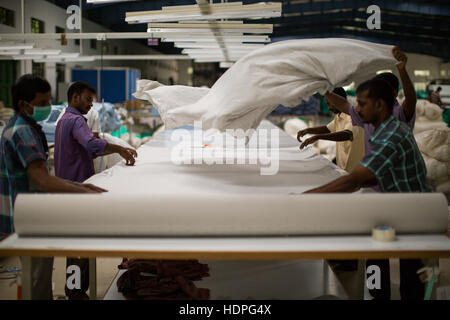 Lavoratori produrre t-shirt a una fabbrica sostenibile in Tamil Nadu, nell India meridionale Foto Stock