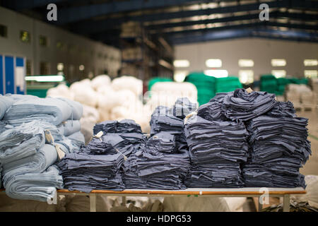 Lavoratori produrre t-shirt a una fabbrica sostenibile in Tamil Nadu, nell India meridionale Foto Stock