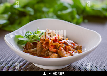 Lenta cottura Stufato di manzo con verdure, pasto sano Foto Stock