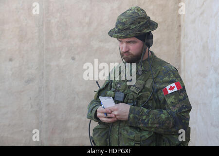 Un soldato canadese utilizza un auricolare per parlare alla radio durante l'esercizio TOPHAM al Marine Corps base Camp Pendleton Novembre 19, 2016 a Camp Pendleton, California. Foto Stock