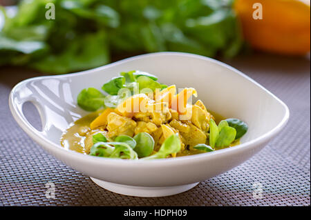 Lenta cottura Stufato di pollo con verdure, sano pasto in ristorante Foto Stock