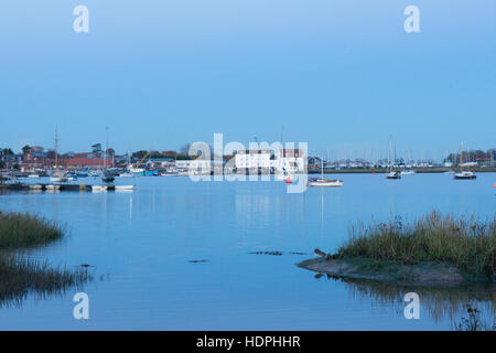 Guardando ad ovest fino al fiume Deben a Woodbridge Tide Mill, Suffolk, Regno Unito. Novembre, crepuscolo Foto Stock