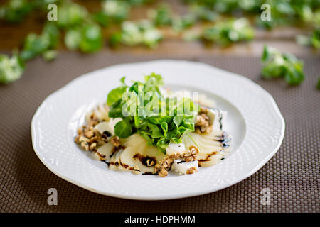 Insalata con grigliate di pere, di noci e Formaggio di capra, Close Up Foto Stock