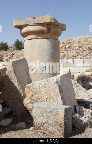 KANGAVAR, IRAN - Ottobre 3, 2016: Rovine del tempio di Anahita, sito storico di Kangavar il 3 ottobre 2016 in Iran, in Asia Foto Stock