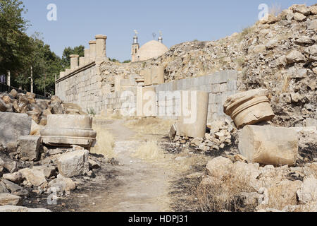 KANGAVAR, IRAN - Ottobre 3, 2016: Rovine del tempio di Anahita, sito storico di Kangavar il 3 ottobre 2016 in Iran, in Asia Foto Stock