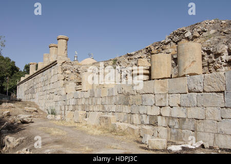 KANGAVAR, IRAN - Ottobre 3, 2016: Rovine del tempio di Anahita, sito storico di Kangavar il 3 ottobre 2016 in Iran, in Asia Foto Stock