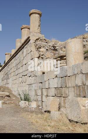 KANGAVAR, IRAN - Ottobre 3, 2016: Rovine del tempio di Anahita, sito storico di Kangavar il 3 ottobre 2016 in Iran, in Asia Foto Stock