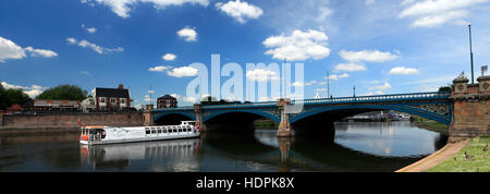 Barche sul fiume Trent, Trent Bridge, Nottingham City Centre, Nottinghamshire, England, Regno Unito Foto Stock