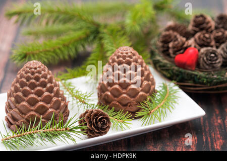 Mousse al cioccolato coni fir Foto Stock