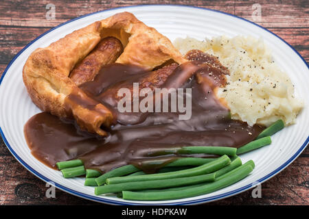 Classic British cena di rospo nel foro con una spessa salsa. Foto Stock