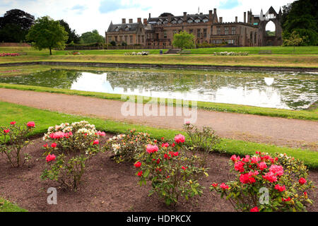 Vista estiva spagnola di giardini presso il Newstead Abbey; casa ancestrale di Lord Bryon, Nottinghamshire; Inghilterra; Regno Unito Foto Stock