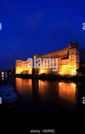 Vista del tramonto sulle rovine del castello di Newark, Newark on Trent, Nottinghamshire, Inghilterra, Regno Unito Foto Stock