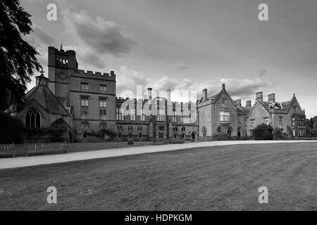 Vista estiva di Newstead Abbey; casa ancestrale di Lord Bryon, Nottinghamshire; Inghilterra; Regno Unito Foto Stock