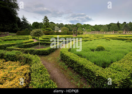 Vista estiva spagnola di giardini presso il Newstead Abbey; casa ancestrale di Lord Bryon, Nottinghamshire; Inghilterra; Regno Unito Foto Stock