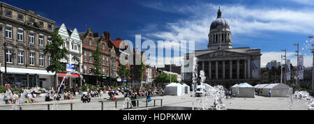 L'edificio del Consiglio riflette nella piscina infinity, e le fontane, la Piazza del Mercato Vecchio, Nottingham City Centre, Nottinghamshire Foto Stock