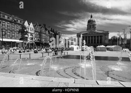 L'edificio del Consiglio riflette nella piscina infinity, e le fontane, la Piazza del Mercato Vecchio, Nottingham City Centre, Nottinghamshire Foto Stock