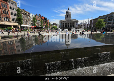 L'edificio del Consiglio riflette nella piscina infinity, e le fontane, la Piazza del Mercato Vecchio, Nottingham City Centre, Nottinghamshire Foto Stock