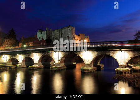 Vista del tramonto sulle rovine del castello di Newark, Newark on Trent, Nottinghamshire, Inghilterra, Regno Unito Foto Stock