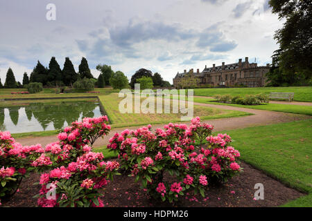 Vista estiva spagnola di giardini presso il Newstead Abbey; casa ancestrale di Lord Bryon, Nottinghamshire; Inghilterra; Regno Unito Foto Stock