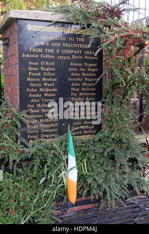 Falls rd,Giardino della Rimembranza, IRA POW membri uccisi,anche defunto ex prigionieri,West Belfast,NI, UK con bandiera irlandese Foto Stock
