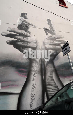 Belfast cade Rd murale repubblicano- speranza amore sulle mani Foto Stock