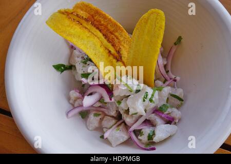 Pesce crudo ceviche con piantaggine chips Foto Stock