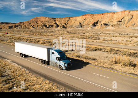 Sulla strada per lunga percorrenza 18 Wheeler Big Rig carrello Foto Stock