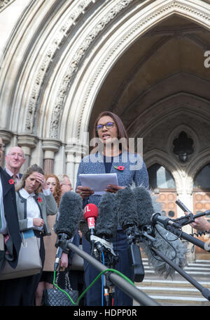 Privata SCM co-fondatore Gina Miller parla al di fuori del Tribunale durante la sua sfida del Brexit decisione da parte del governo Foto Stock