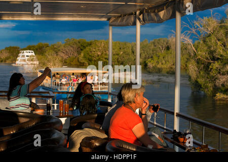 Crociera lungo il Victoria Falls a bordo del "Regina dell'Africa". Crociere al tramonto sul fiume Zambesi a Victoria Falls watch ippona pods & elefanti alcuni Foto Stock