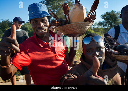 I fornitori di artigianato sul confine fra il Botswana e Zambia. Da Victoria Falls è possibile visitare il vicino Botswana. In particolare Chobe National Par Foto Stock