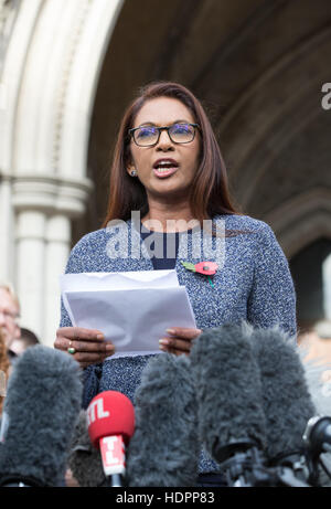 Privata SCM co-fondatore Gina Miller parla al di fuori del Tribunale durante la sua sfida del Brexit decisione da parte del governo Foto Stock