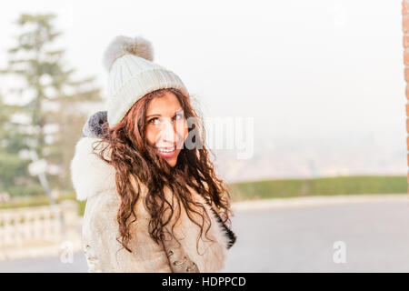 Attraente donna in menopausa con rughe in abbigliamento invernale Foto Stock