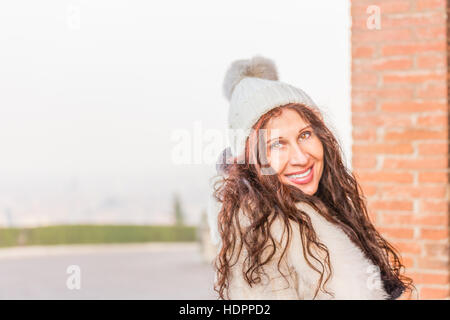 Attraente donna in menopausa con rughe in abbigliamento invernale Foto Stock