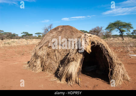 Hadzabe capanno fatto piegando i rami degli alberi in strutture circolari e copertura con erba, Lago Eyasi, Tanzania Foto Stock