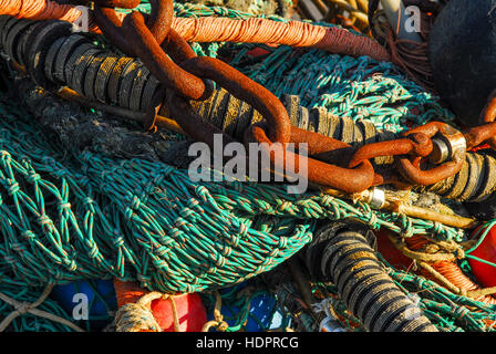 Mazzetto di catene e pesce di reti da traino, primo piano Foto Stock