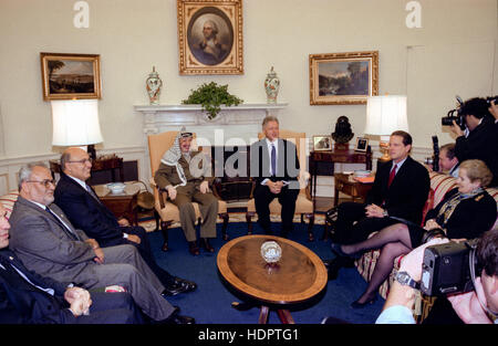 Il Presidente degli Stati Uniti Bill Clinton incontra con Autorità Palestinese Presidente Yasser Arafat nell'Ufficio Ovale della Casa Bianca Novembre 30, 1998 a Washington, DC. Arafat è a Washington per una conferenza sugli aiuti per aiutare i palestinesi di istituire un ente indipendente. Foto Stock