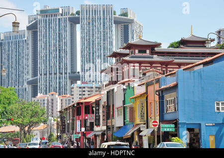Cina townSingapore con un moderno grattacielo in background. il vecchio incontra il nuovo Foto Stock