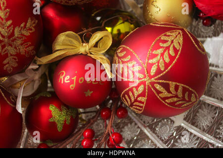 Decorativo palle di Natale in una ciotola di cristallo, focalizzato sull'postitioned-sinistra parola 'rejoice.". Foto Stock