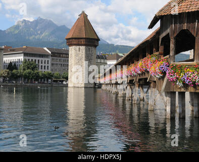 Famoso Ponte della Cappella e del Monte Pilatus in Lucerna, Switzeland in una limpida giornata estiva. Foto Stock