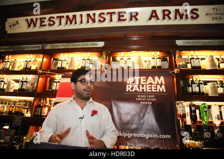 Raheem Kassam lancia la sua offerta per essere il prossimo leader del partito UKIP a parte i sostenitori di Westminster Arms pub in Westminster, Londra. Dotato di: Raheem Kassam dove: Londra, Regno Unito quando: 28 Ott 2016 Foto Stock