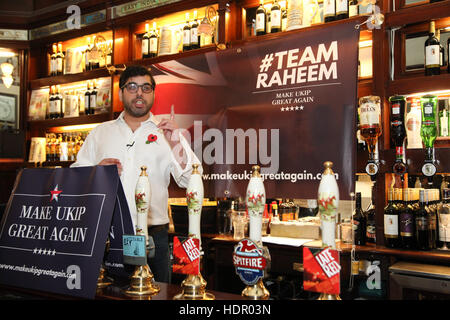 Raheem Kassam lancia la sua offerta per essere il prossimo leader del partito UKIP a parte i sostenitori di Westminster Arms pub in Westminster, Londra. Dotato di: Raheem Kassam dove: Londra, Regno Unito quando: 28 Ott 2016 Foto Stock