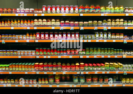 Memorizzare le conserve di pomodori cetrioli e altri sul contatore di supermercato Foto Stock