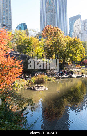 Lo stagno con alberi d'Autunno a Central Park, New York, Stati Uniti d'America Foto Stock