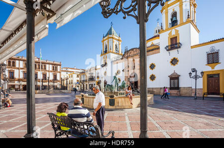 Spagna, Andalusia, provincia di Malaga, Ronda, Plaza del Socorro, fontana con Hercules e Lions Foto Stock