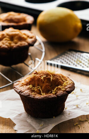 Freschi Fatti in casa muffin limone sul tavolo di legno Foto Stock